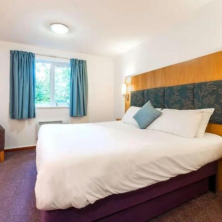V Lodge Manchester Middleton  Extérieur photo