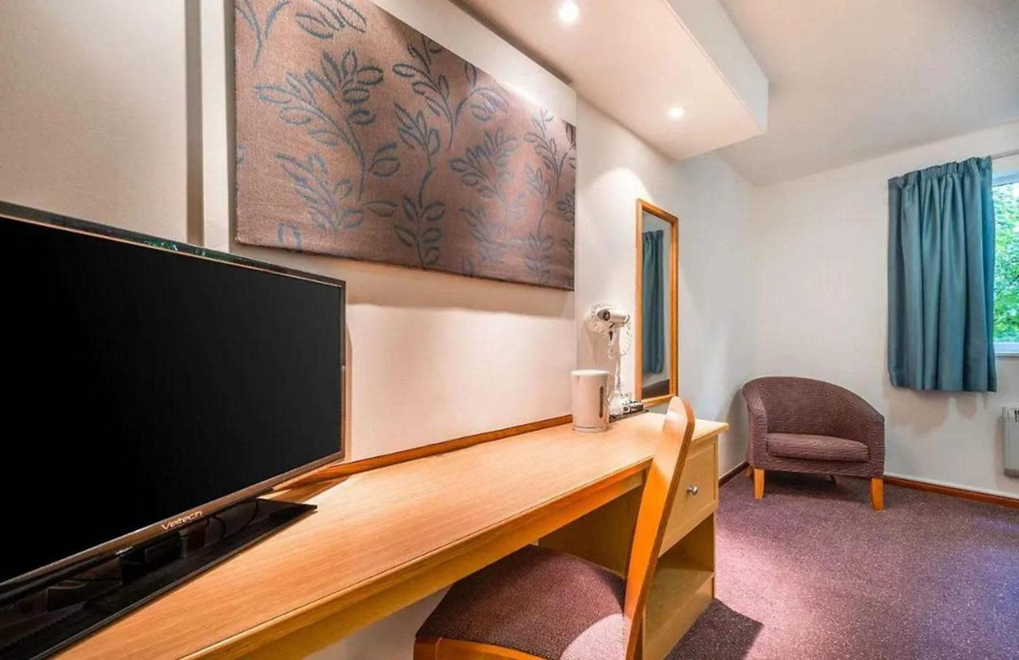 V Lodge Manchester Middleton  Extérieur photo
