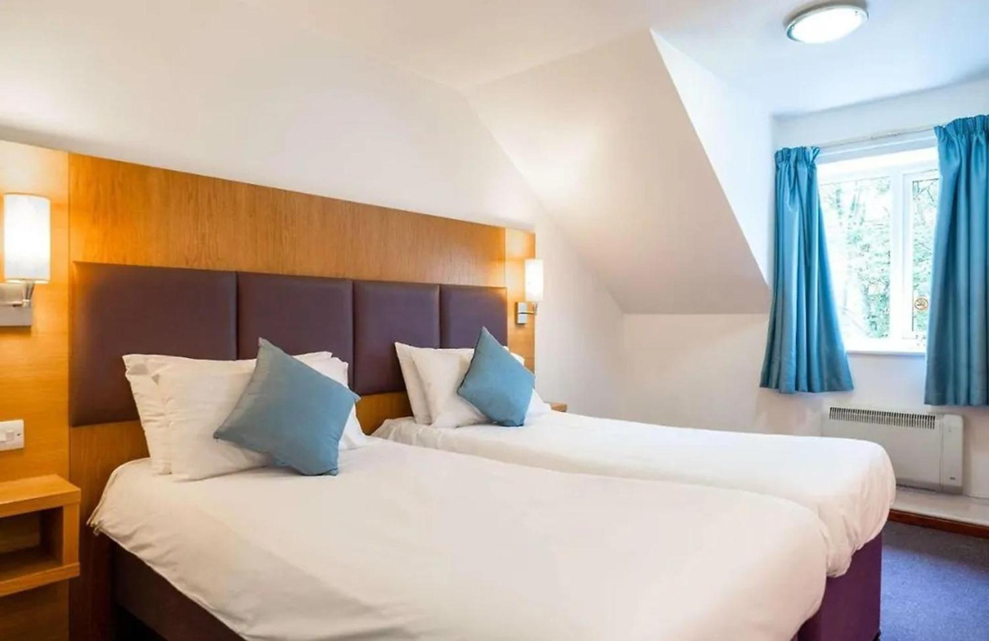V Lodge Manchester Middleton  Extérieur photo