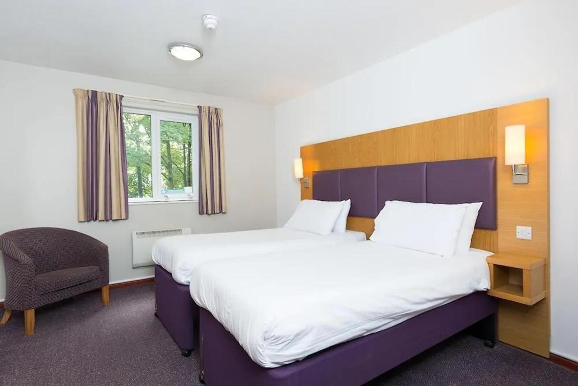 V Lodge Manchester Middleton  Extérieur photo