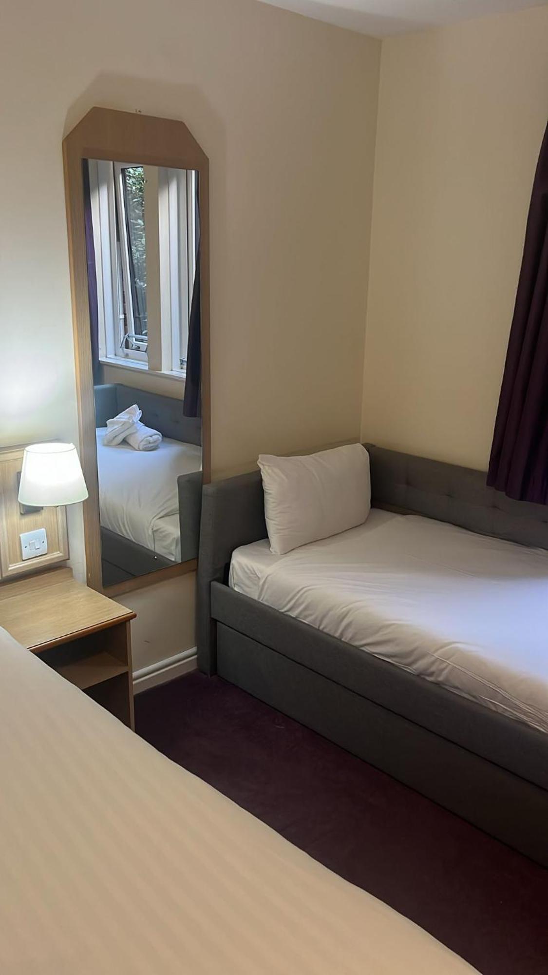 V Lodge Manchester Middleton  Extérieur photo