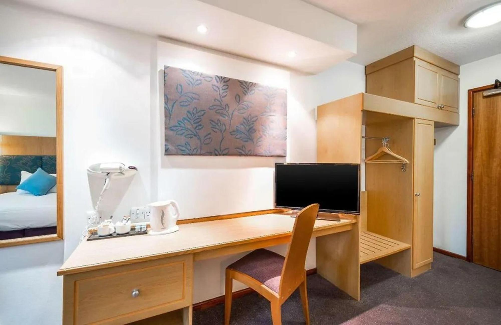 V Lodge Manchester Middleton  Extérieur photo